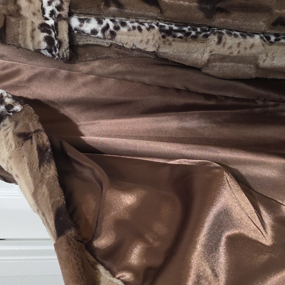 Dennis Basso Luxurious Brown and Cream Teddy Jacket - Picture 4 of 7